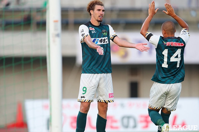 同点ゴールを決め喜ぶジョン ガブリエル（相模原/#9）と祝福するチッキーニョ（相模原/#14）【明治安田Ｊ３ 第19節 相模原vs福島】