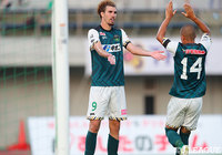 同点ゴールを決め喜ぶジョン ガブリエル(相模原/#9)と祝福するチッキーニョ(相模原/#14)【明治安田J3 第19節 相模原vs福島】