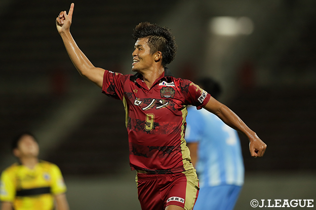 一度はＧＫに阻まれるも、こぼれ球を自ら押し込み先制ゴールを挙げた富樫 佑太（琉球）【明治安田Ｊ３ 第19節 琉球vsYS横浜】