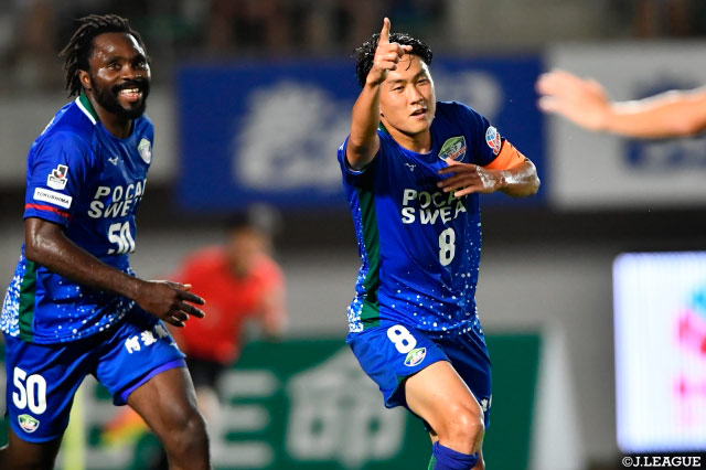 ピーター ウタカ（#50）のスルーパスを受けた岩尾 憲（#8）がPA内で切り返し右足を振り抜きゴール！徳島が勝ち越しに成功する【明治安田Ｊ２ 第24節 徳島vs大宮】