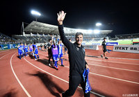 大宮との接戦を制し、笑顔で観客に手を振るリカルド ロドリゲス監督（徳島）【明治安田Ｊ２ 第24節 徳島vs大宮】