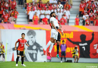 エースのパトリック（広島）と激しいエアバトルを繰り広げる名古屋守備陣【明治安田Ｊ１ 第17節 名古屋vs広島】