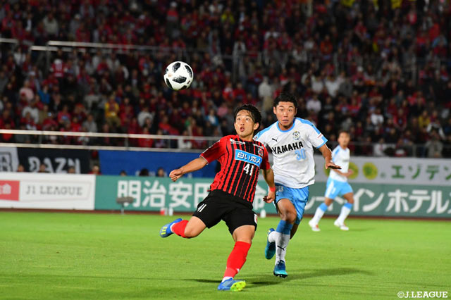 シュートを打とうとする三好 康児（札幌）とそれを阻止する上原 力也（磐田）【明治安田Ｊ１ 第17節 札幌vs磐田】