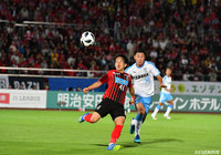シュートを打とうとする三好 康児（札幌）とそれを阻止する上原 力也（磐田）【明治安田Ｊ１ 第17節 札幌vs磐田】