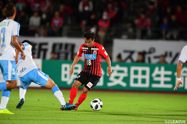 切れのあるドリブルで相手守備陣を翻弄するチャナティップ（札幌）【明治安田Ｊ１ 第17節 札幌vs磐田】