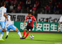 切れのあるドリブルで相手守備陣を翻弄するチャナティップ(札幌)【明治安田J1 第17節 札幌vs磐田】
