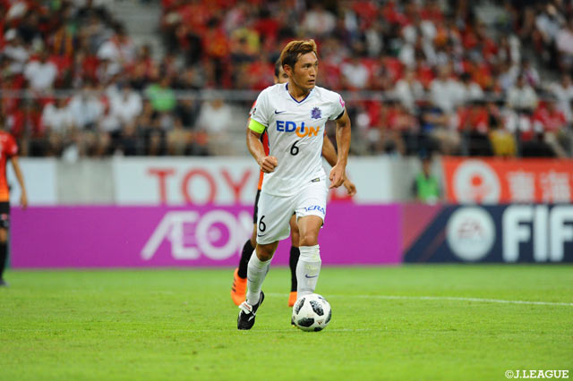 広島の中盤に君臨する青山 敏弘は攻守で存在感を示した【明治安田Ｊ１ 第17節 名古屋vs広島】