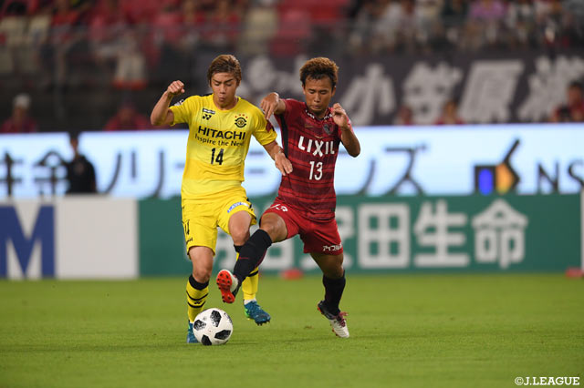 ドリブル突破を図る伊東 純也（柏）に中村 充孝（鹿島）が厳しく寄せる【明治安田Ｊ１ 第17節 鹿島vs柏】