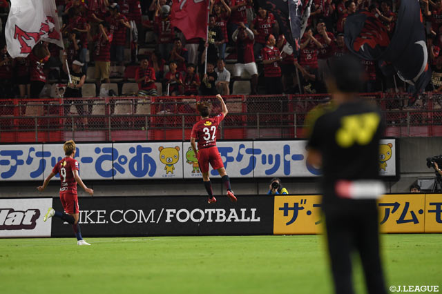 チーム6点目を決めガッツポーズの安西 幸輝（鹿島/#32）【明治安田Ｊ１ 第17節 鹿島vs柏】