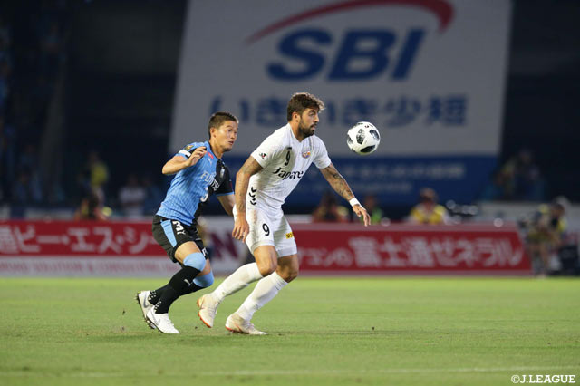 奈良 竜樹（川崎Ｆ）のマークを受けながらボールキープするファンマ（長崎）【明治安田Ｊ１ 第17節 川崎Ｆvs長崎】