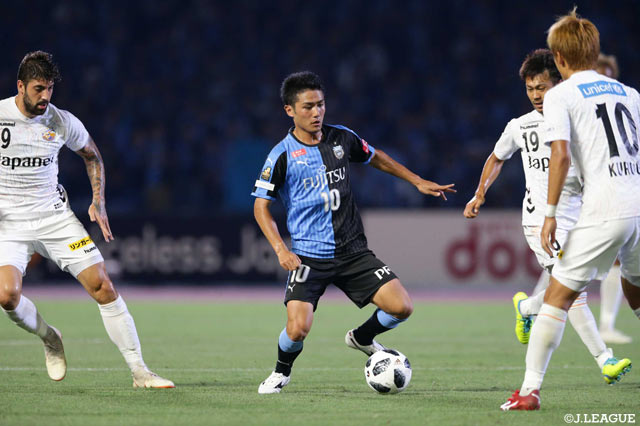 中盤で囲まれながらも小気味良くボールを捌く大島 僚太（川崎Ｆ）【明治安田Ｊ１ 第17節 川崎Ｆvs長崎】