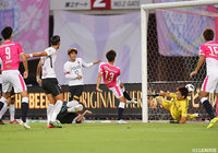 GKの弾いたボールを高木 俊幸が押し込み、C大阪が開始早々にリードを奪う【明治安田J1 第17節 C大阪vs浦和】