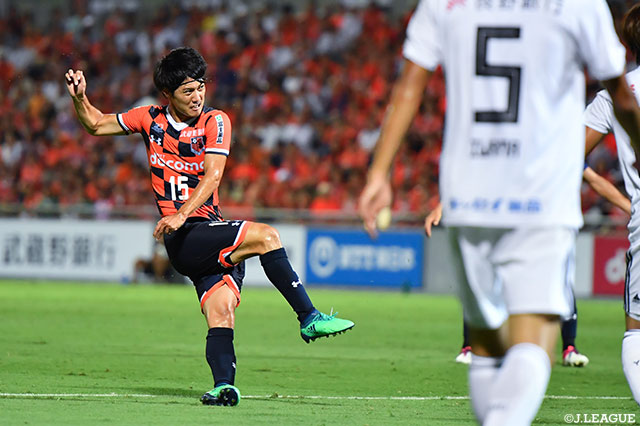 前半終了間際、大山 啓輔（大宮）が相手のスライディングを冷静にかわして右足を振り抜いたボールはクロスバーに当たってゴールマウスに収まる！【明治安田Ｊ２ 第25節 大宮vs松本】