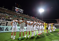 55分以上の時間を残し、数的不利をはね返した松本。駆け付けたサポーターと勝利を祝った【明治安田Ｊ２ 第25節 大宮vs松本】