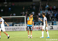 チームメイトを激励する三浦 知良(横浜FC)。この日は出場機会は訪れず、前節に続く出場とはならなかった【明治安田J2 第25節 金沢vs横浜FC】