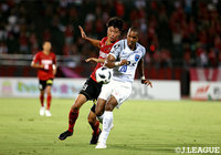 激しい球際の争いを繰り広げるカルフィン　ヨン　ア　ピン（横浜FC）と垣田　裕暉（金沢）【明治安田Ｊ２ 第25節 金沢vs横浜FC】