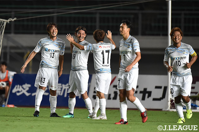 追いついた直後の52分、重松　健太郎（＃19）が決めてアウェイの讃岐が逆転！【明治安田Ｊ２ 第25節 岐阜vs讃岐】