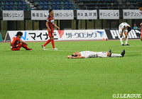 30℃を超える厳しいコンディションの中での一戦はドロー決着。終了とともに選手たちは倒れこむ【明治安田Ｊ２ 第25節 熊本vs山口】