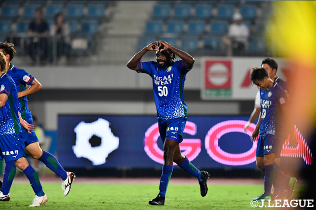 ピーター　ウタカは加入後2試合目にして2ゴールを奪う活躍で、さすがの存在感を示した【明治安田Ｊ２ 第25節 徳島vs福岡】