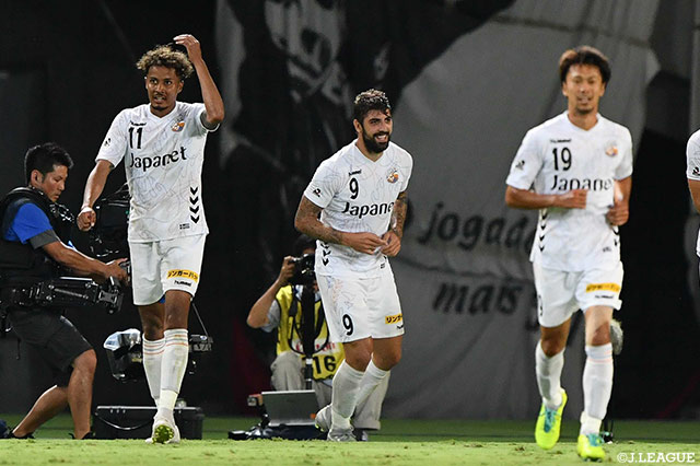 77分にファンマ（#9）が右足で押し込み、アウェイの長崎が待望の先制点を獲得！【明治安田Ｊ１ 第18節 FC東京vs長崎】