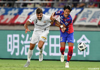 新天地で初の先発出場を飾った丹羽 大輝(FC東京)とファンマ(長崎)が激しく競り合う【明治安田J1 第18節 FC東京vs長崎】