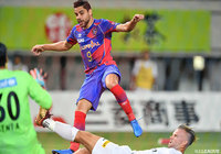 果敢にシュートを放つディエゴ オリヴェイラ（FC東京）だが、ヨルディ バイスを中心とした長崎の堅い守備を崩すことはできず【明治安田Ｊ１ 第18節 FC東京vs長崎】