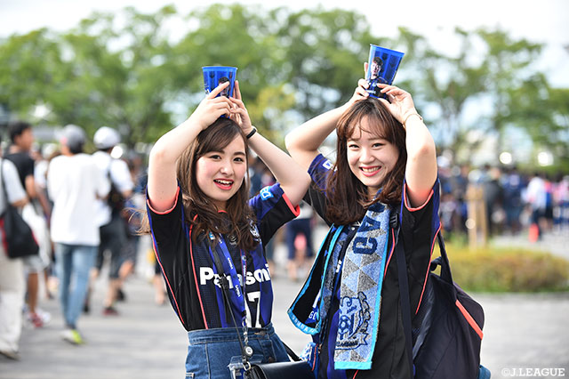 仲良し女子2人で観戦♪ユニも似合ってます【明治安田Ｊ１ 第18節 Ｇ大阪vs鹿島】
