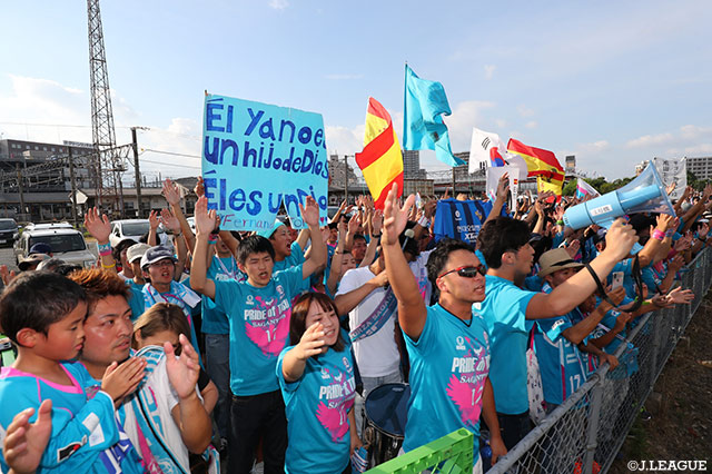 選手の到着を待つ鳥栖サポーターたち。試合前から熱いです！【明治安田Ｊ１ 第18節 鳥栖vs磐田】