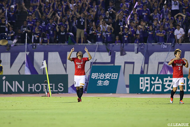 味方のスルーパスをに抜け出した興梠 慎三（浦和）が右足でゴール左に流し込んで先制！【明治安田Ｊ１ 第18節 広島vs浦和】