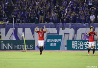 味方のスルーパスをに抜け出した興梠 慎三（浦和）が右足でゴール左に流し込んで先制！【明治安田Ｊ１ 第18節 広島vs浦和】