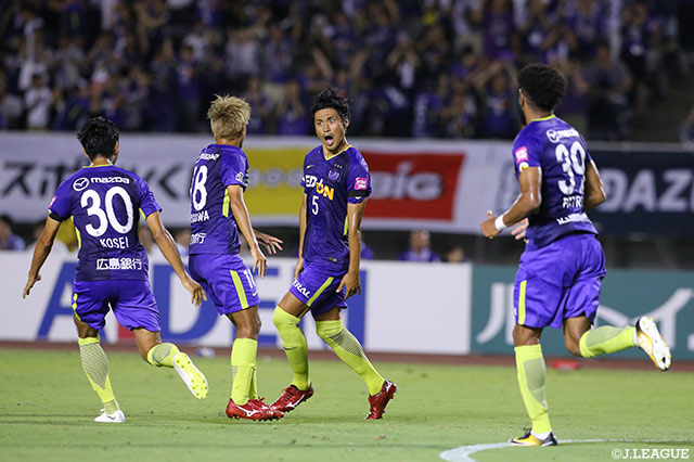 セットプレーから同点ゴールを奪った千葉 和彦（広島/#5）と駆け寄るチームメイト【明治安田Ｊ１ 第18節 広島vs浦和】