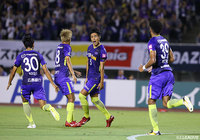 セットプレーから同点ゴールを奪った千葉 和彦(広島/#5)と駆け寄るチームメイト【明治安田J1 第18節 広島vs浦和】