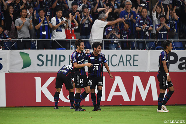 米倉 恒貴（Ｇ大阪/#14）が右サイドからクロスを入れるとゴール方向に向かったボールは飛び出していた相手GKの頭上を越えてゴールに吸い込まれた【明治安田Ｊ１ 第18節 Ｇ大阪vs鹿島】