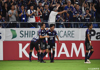 米倉 恒貴(G大阪/#14)が右サイドからクロスを入れるとゴール方向に向かったボールは飛び出していた相手GKの頭上を越えてゴールに吸い込まれた【明治安田J1 第18節 G大阪vs鹿島】