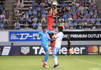 決定的なシュートを抜群の反射神経で防いだカミンスキー(磐田)【明治安田J1 第18節 鳥栖vs磐田】