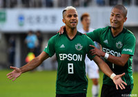 先制点を決め前田 大然（松本/右）に祝福されるセルジーニョ（左）【明治安田Ｊ２ 第26節 松本vs甲府】