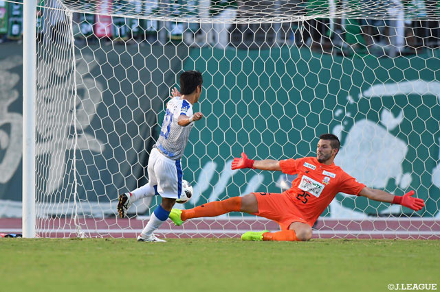 19分PA内でボールを受けた三平 和司（大分）が先制ゴールを決める【明治安田Ｊ２ 第26節 岐阜vs大分】