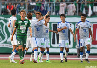 FKのチャンスにキッカーの小手川 宏基(#20)のボールがオウンゴールを誘い大分が追加点を挙げる【明治安田J2 第26節 岐阜vs大分】