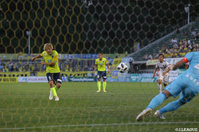 栃木は34分ハンドの判定でPKを獲得し、これをキッカーの大黒 将志が決め先制する【明治安田Ｊ２ 第26節 栃木vs金沢】
