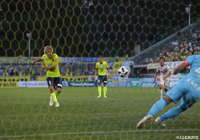 栃木は34分ハンドの判定でPKを獲得し、これをキッカーの大黒 将志が決め先制する【明治安田J2 第26節 栃木vs金沢】