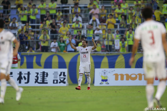 金沢も42分に味方が倒されて得たPKをマラニョンが決め同点！【明治安田Ｊ２ 第26節 栃木vs金沢】