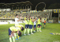 ホームのサポーターにあいさつする栃木選手。試合はドローという結果に終わった【明治安田Ｊ２ 第26節 栃木vs金沢】