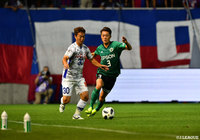 田中 隼磨（松本）の厳しいマークを受ける清水 航平（甲府）【明治安田Ｊ２ 第26節 松本vs甲府】