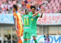 先制点を決め指宿 洋史（千葉/#50）に祝福される船山 貴之（#11）【明治安田Ｊ２ 第26節 新潟vs千葉】