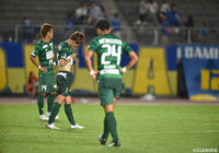 敗戦にうなだれる岐阜の選手たち。リーグ3連敗と正念場だ【明治安田Ｊ２ 第26節 岐阜vs大分】