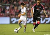 マッチアップする三田 啓貴（神戸）とソウザ（Ｃ大阪）【明治安田Ｊ１ 第19節 Ｃ大阪vs神戸】