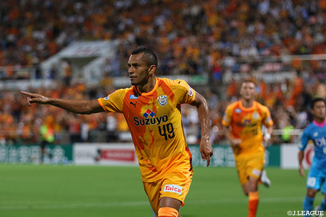 PKのチャンスでドウグラス（清水）がゴール中央にループシュートを沈めて先制！2試合連続ゴールをマーク【明治安田Ｊ１ 第19節 清水vs鳥栖】