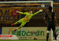 この日もビッグセーブを連発するランゲラック（名古屋）【明治安田Ｊ１ 第19節 仙台vs名古屋】