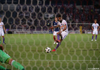 前半終了間際のPKをパトリックが決め、アウェイの広島が先制！パトリックは得点ランキングを独走する13点目を記録【明治安田Ｊ１ 第19節 横浜FMvs広島】