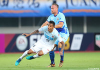 激しく競り合うジェイ（札幌）とヨルディ バイス（長崎）。見ごたえのあるマッチアップが展開された【明治安田Ｊ１ 第19節 長崎vs札幌】